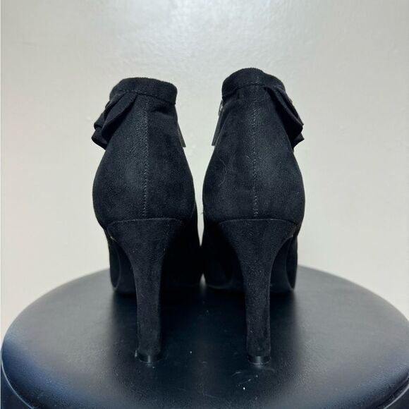SALE! Black Unisa Faux Suede Peep Toe Booties Size 7 EUC - Picture 3 of 6